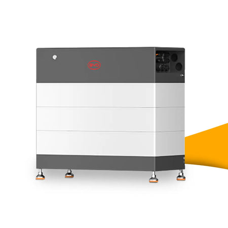 BYD Battery-Box HVB 8,9 kWh thuisbatterij kopen bij solago.nl, energieopslag op witte achtergrond met oranje podium
